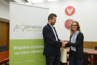 Dr Dominik Olejniczak i laureatka pierwszej nagrody - Agnieszka Świderska.